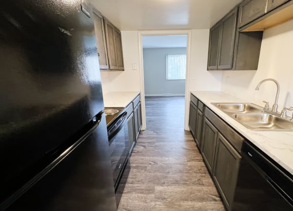 a kitchen at the acadia park apartments in houma, la at Wentworth Estates Apartments, Florence, KY