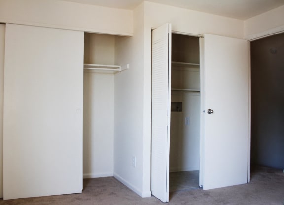 Bedroom with closet and bathroom at Miamisburg by the Mall, Ohio
