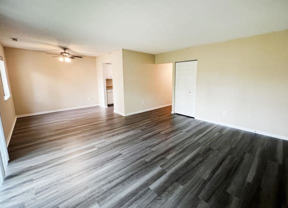 an empty living room with a ceiling fan  at Hunter's Creek Apartments, Cincinnati, 45242