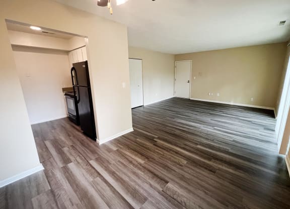 an empty living room with a hardwood floor  at Hunter's Creek Apartments, Cincinnati, OH, 45242