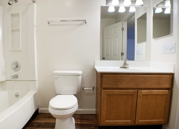 Bathroom With Vanity Lights  at Wyndemere Apartments, Franklin, 45005