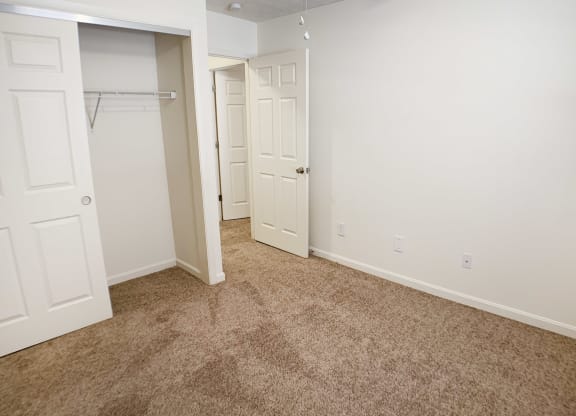 Bedroom With Closet at Wyndemere Apartments, Franklin, 45005
