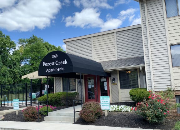 Leasing Office at Forest Creek Apartments, Ohio