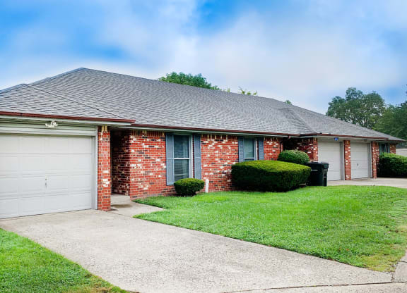 Garages Available at Hartland Place, Lexington, KY, 40517