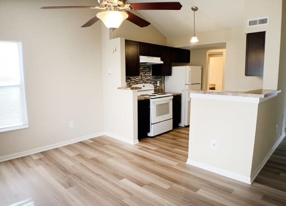 Kitchen And Dining at The Vinings Apartments, Cincinnati, Ohio