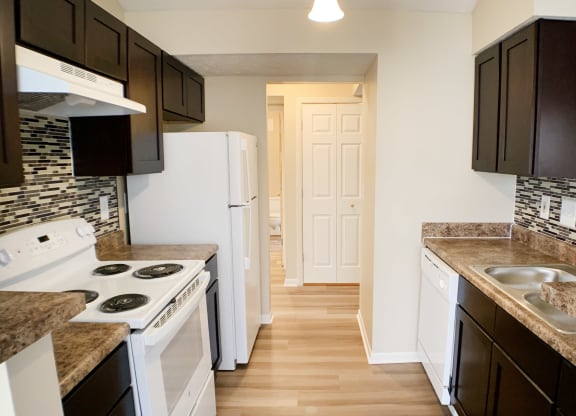 Fully Furnished Kitchen at The Vinings Apartments, Cincinnati