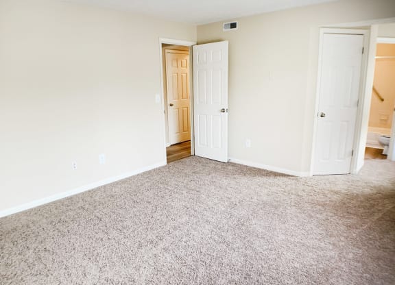 Carpeted Bedroom at The Vinings Apartments, Ohio