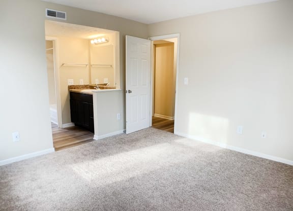 Plush Carpeting at The Vinings Apartments, Cincinnati