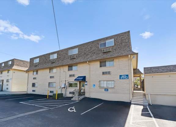 A building with the number 3642 on it. at Malvern Hill Apartment Homes, Kansas