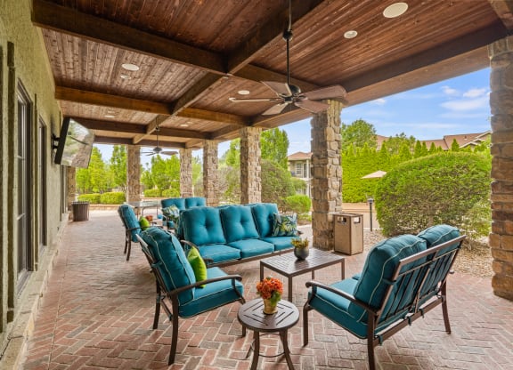 Avignon Apartments Outdoor Lounge in Olathe, Kansas