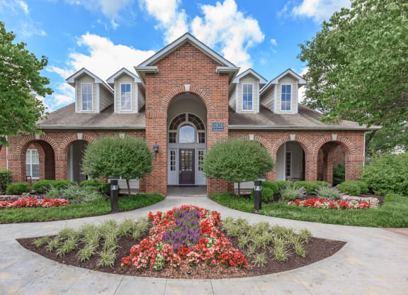Building exterior view at Creekside Apartments, Overland Park, KS, 66213