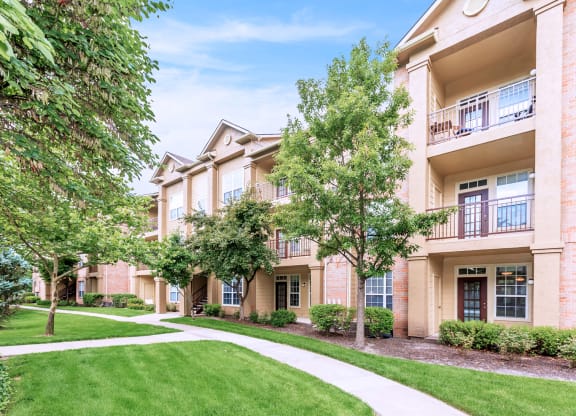 Exterior View at Crowne Chase Apartment Homes, Overland Park, KS