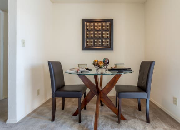 Dining table and chairat Coventry Oaks Apartments, Kansas