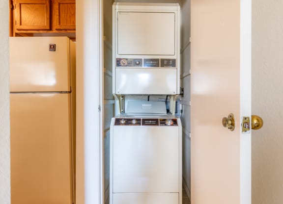 laundry at Coventry Oaks Apartments, Kansas