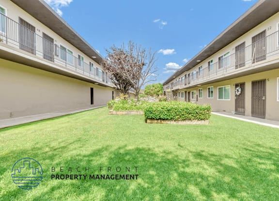 Twin Oaks Apartments - grassy courtyard