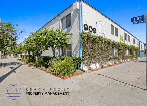 A building with the number 900 on it is shown with a sign that says 1st St 1000 W.