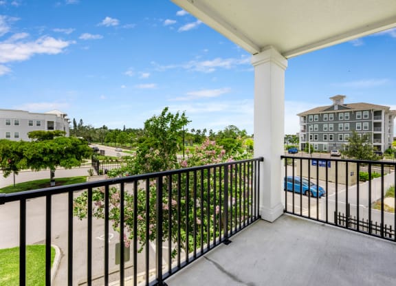 additional photo for property listing at chic digs with room to stretch out in the village 22 car