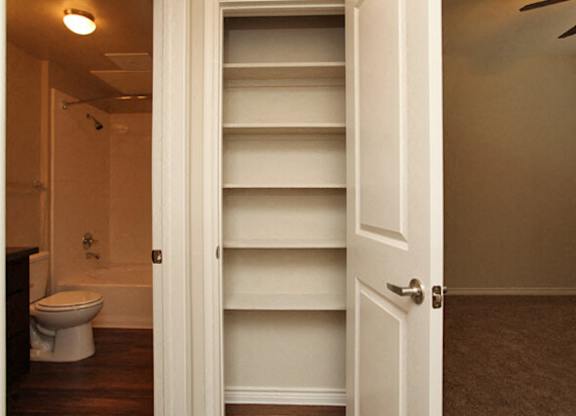 closet with shelving