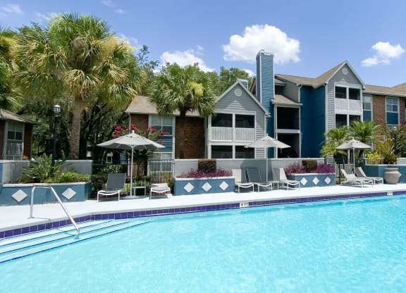 Twelve Oaks Sparking Pool with Furnishings