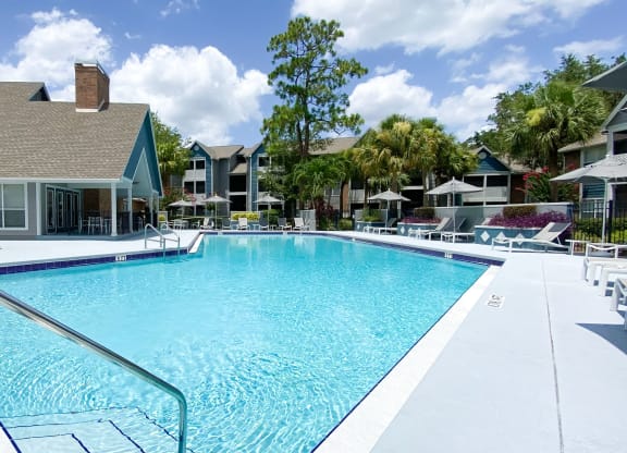 Twelve Oaks Sparking Pool