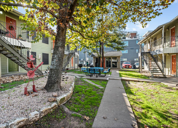 the preserve at ballantyne commons apartments courtyard and stairs