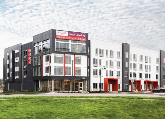 Exterior Building View at Hana Apartments, Hillsboro, Oregon