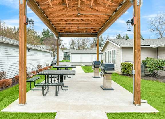 Wooden Pergola Seating Area at Maple Crossing Apartments, Maple Valley