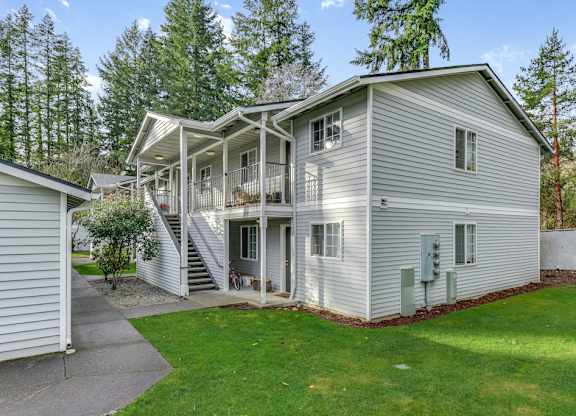 Outdoor Garden Space at Maple Crossing Apartments, Washington, 98038