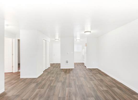 Neutral Room at Maple Crossing Apartments, Maple Valley