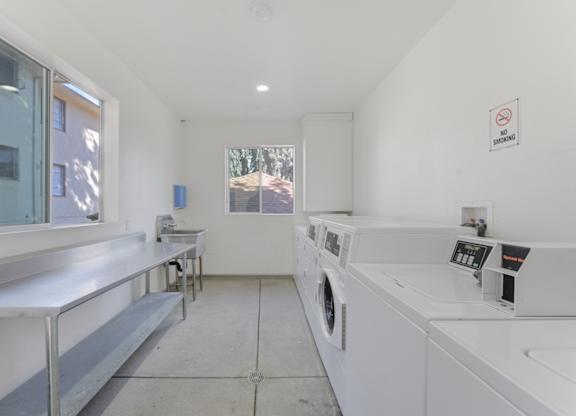 Washer and Dryer at Acclaim at Baldwin Apartments, California, 90008