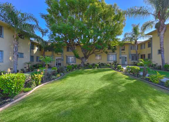 Green lawn at Acclaim at Baldwin Apartments, Los Angeles, CA, 90008