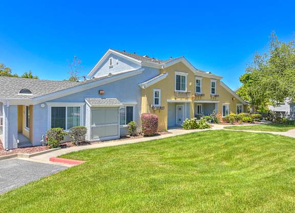 Lawn area at Creekside at Meadow Park, Novato, CA