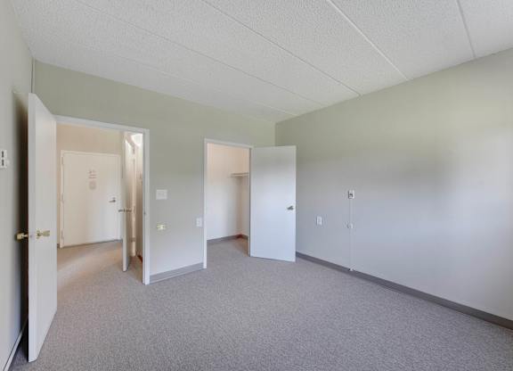 A large empty room with carpeted floor and white walls at Menlo Manor Apartments, Edison, 08820
