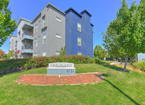 Outdoor Garden Space at The Ridge Apartments, Elk Grove