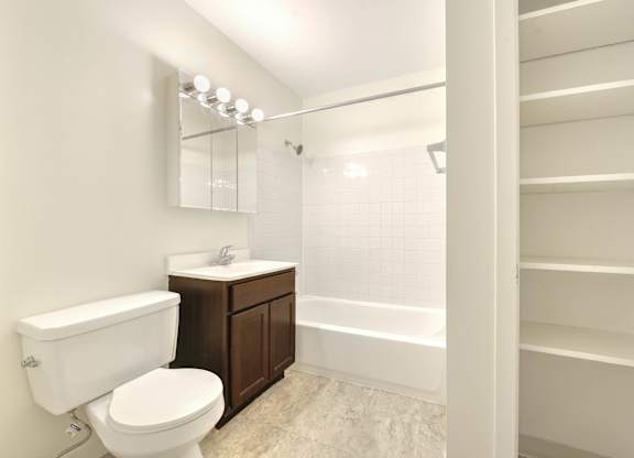 Bathroom With Bathtub at Acclaim at Hinsdale Lake, Illinois