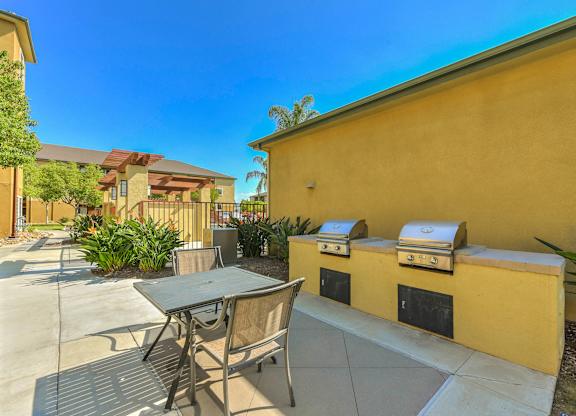 Outdoor Grilling Area at River Run Apartments, California, 92878