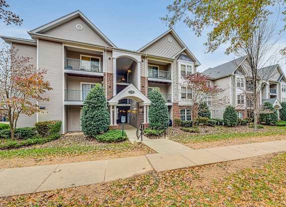 Apartment Courtyard at Acclaim at Germantown Apartments, Maryland