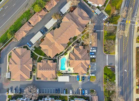 Aerial view of apartment complex with swimming pool at Lincoln Creek Apartments, California
