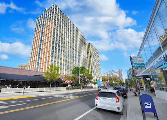 Tall building at Lincoln Park Plaza Apartments, Illinois, 60614