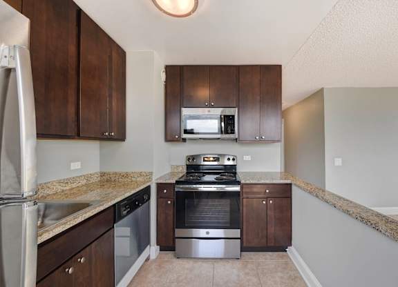 Modern Kitchen at Lincoln Park Plaza Apartments, Chicago, 60614