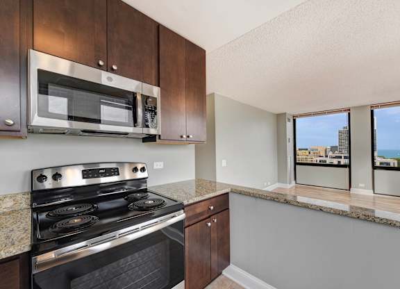 Gourmet Kitchen at Lincoln Park Plaza Apartments, Chicago