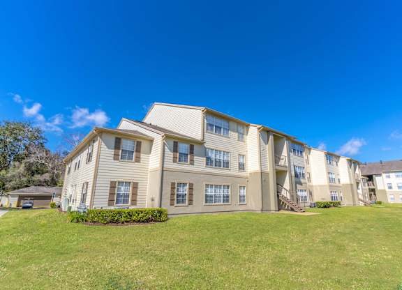 Green Lawn at Retreat at Valencia Apartment Homes, Orlando, 32825