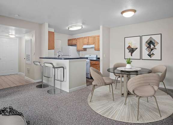 Dining Area at Retreat at Valencia Apartment Homes, Florida, 32825