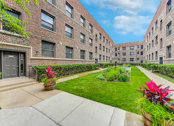 Spacious Courtyard at Scotland Yard Apartments, Chicago, Illinois