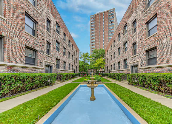 Garden Courtyard at Scotland Yard Apartments, Illinois