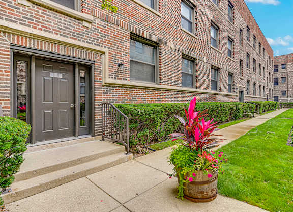 Classic Courtyard at Scotland Yard Apartments, Illinois, 60613