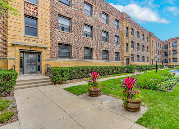 Peaceful Courtyard at Scotland Yard Apartments, Chicago