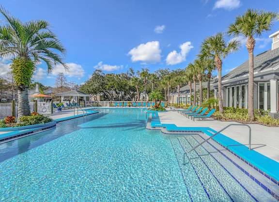Outdoor swimming pool at Wellington Woods Apartments, Kissimmee