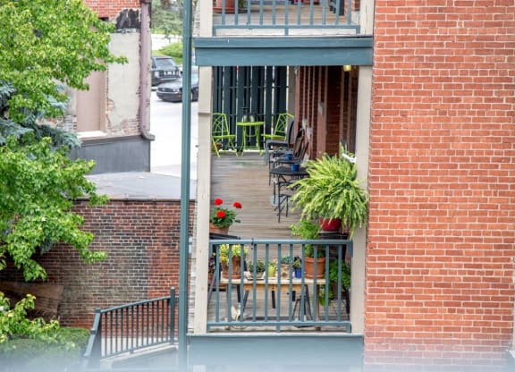 Outdoor Space with sitting area and exposed brick design at Lockerbie Court on Mass Ave, Indianapolis, 46204
