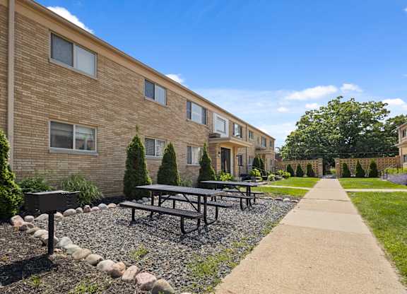 Outdoor picnic and grill area at Monon Court apartments, a pet-friendly community in Broad Ripple near the Monon Trail